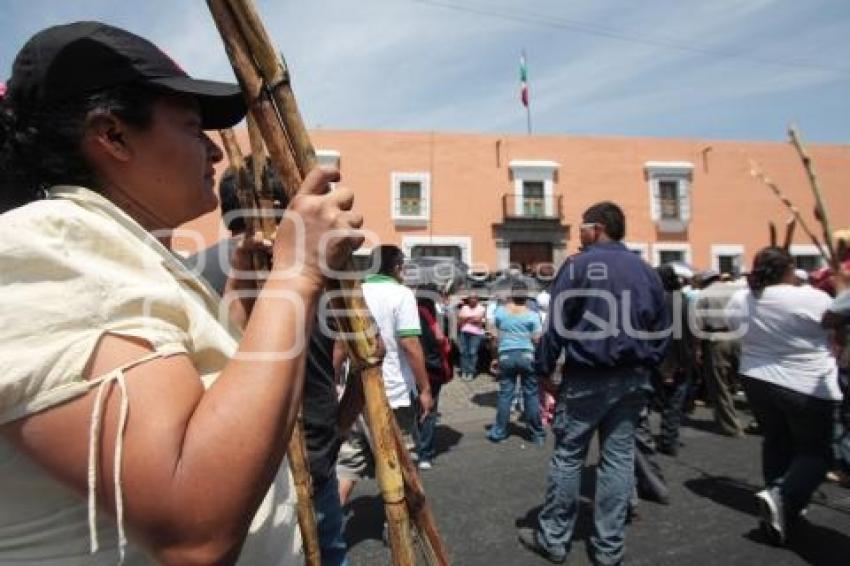 MARCHAN ANTORCHISTAS A FAVOR DE CAÑEROS DE CALIPAN