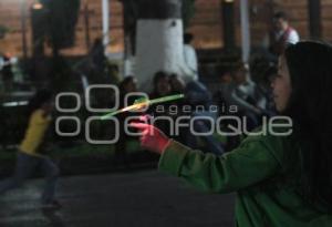 NIÑOS JUEGAN EN EL ZÓCALO DE PUEBLA