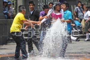 JUEGAN EN LA FUENTE. CALOR