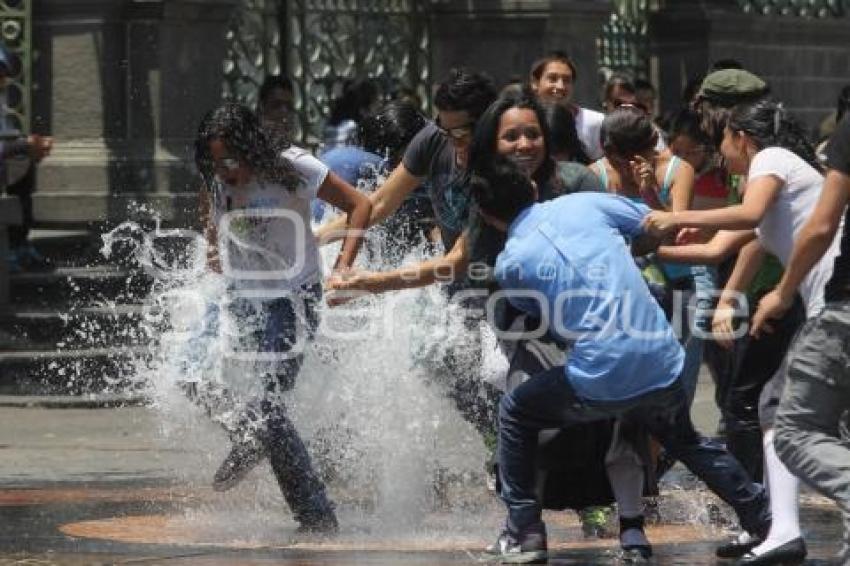 JUEGAN EN LA FUENTE. CALOR