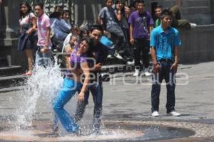 JUEGAN EN LA FUENTE. CALOR