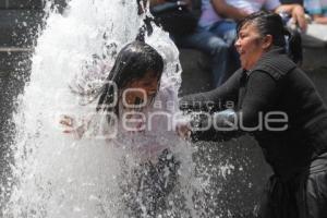 JUEGAN EN LA FUENTE. CALOR