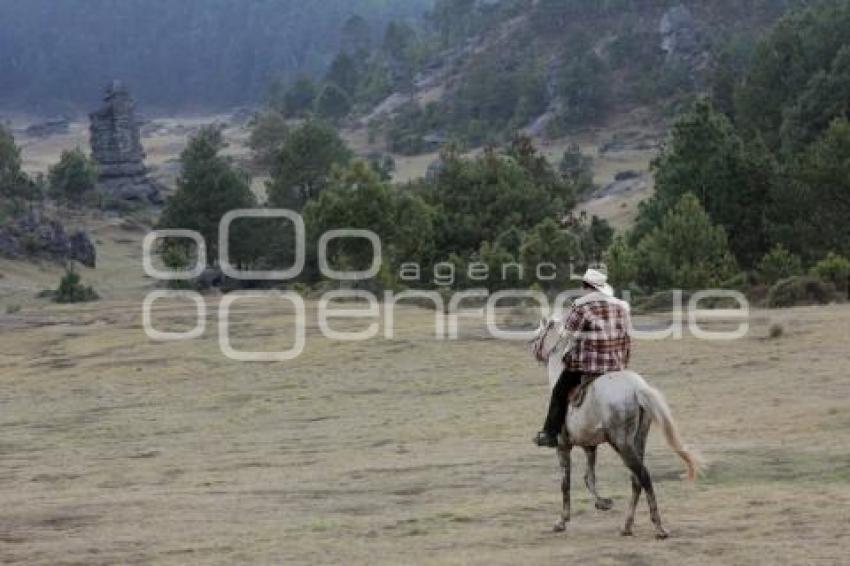 TURISMO . PIEDRAS ENCIMADAS