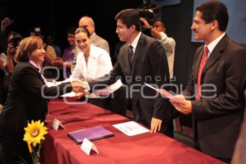 ENTREGA DE DIPLOMAS MUJERES EMPRENDEDORAS SMDIF