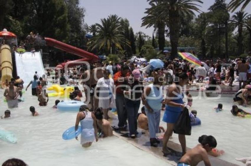 CIENTOS DE VACACIONISTAS VISITAN BALNEARIOS