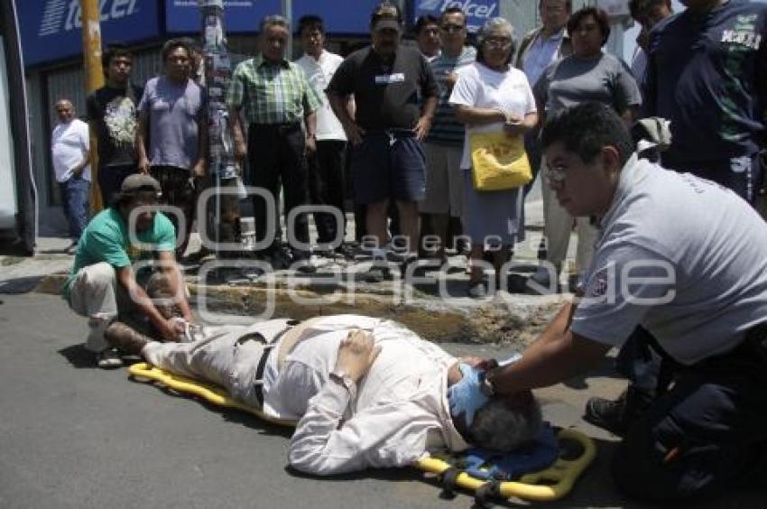 PARAMEDICOS DEL 066 ATIENDEN A HOMBRE ATROPELLADO