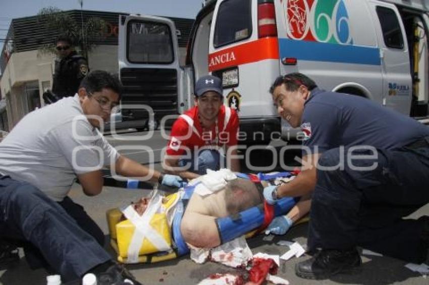 PARAMEDICOS DEL 066 ATIENDEN A HOMBRE ATROPELLADO