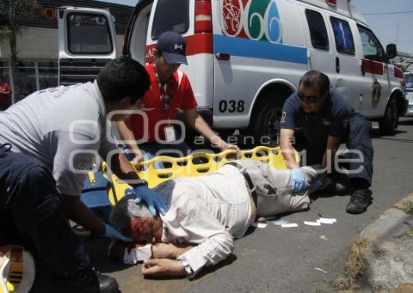 PARAMEDICOS DEL 066 ATIENDEN A HOMBRE ATROPELLADO