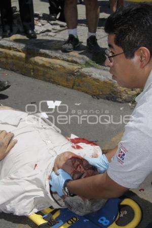 PARAMEDICOS DEL 066 ATIENDEN A HOMBRE ATROPELLADO