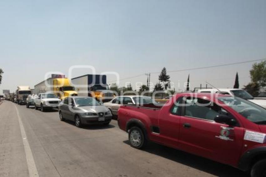 VOLCADURA AUTOPISTA MEXICO PUEBLA PIPA CON COMBUSTIBLE