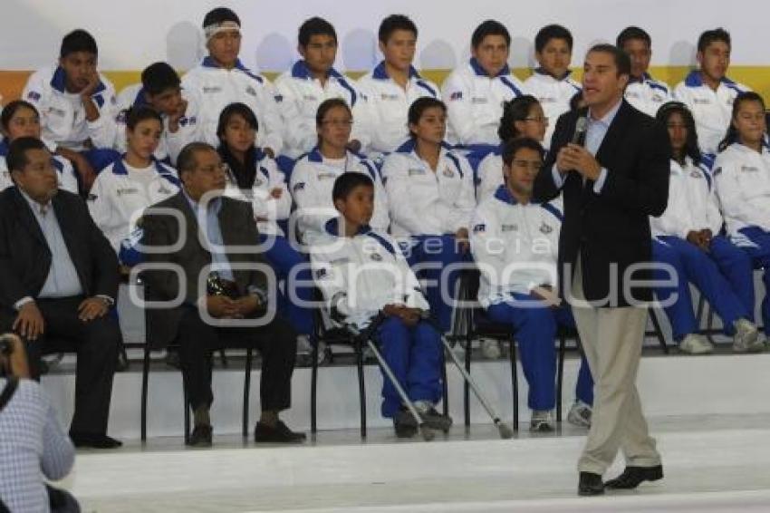 ABANDERAN DELEGACIÓN POBLANA OLIMPIADA 2011