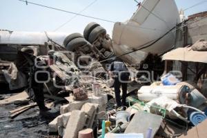 VOLCADURA AUTOPISTA MEXICO PUEBLA PIPA CON COMBUSTIBLE