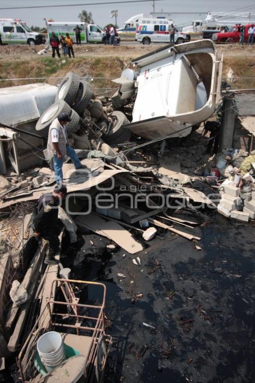 VOLCADURA AUTOPISTA MEXICO PUEBLA PIPA CON COMBUSTIBLE