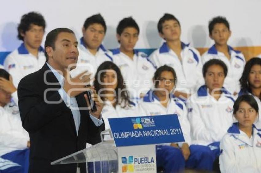 ABANDERAN DELEGACIÓN POBLANA OLIMPIADA 2011