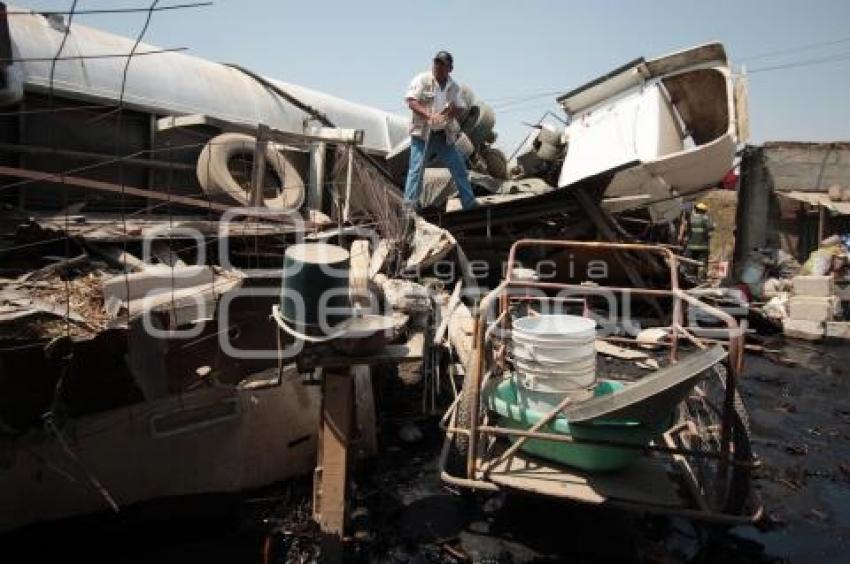 VOLCADURA AUTOPISTA MEXICO PUEBLA PIPA CON COMBUSTIBLE