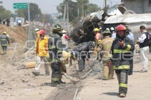 VOLCADURA AUTOPISTA MEXICO PUEBLA PIPA CON COMBUSTIBLE