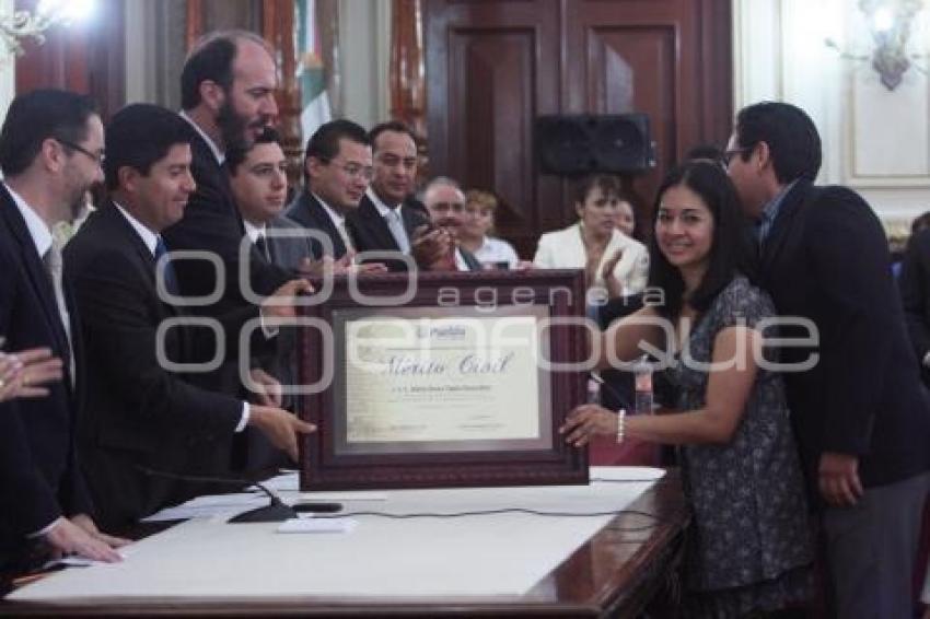 ENTREGAN PREMIO AL MERITO CIVIL