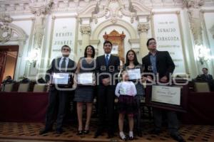 ENTREGAN PREMIO AL MERITO CIVIL