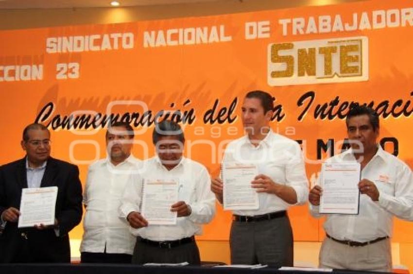 ENTREGA SNTE PLIEGO PETITORIO A GOBIERNO ESTATAL