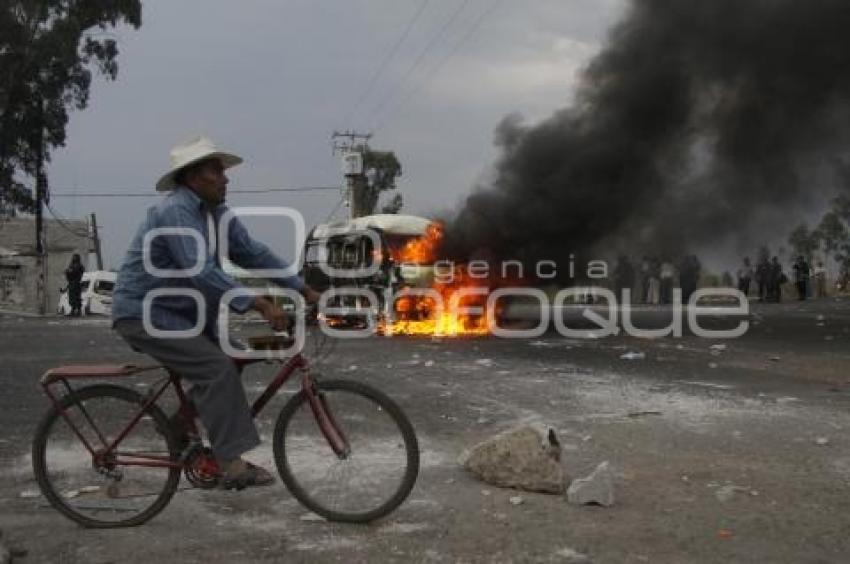 INCENDIAN TRANSPORTE PUBLICO EN FEDERAL ATLIXCO