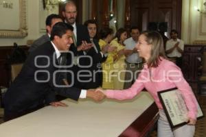 VISITANTES DISTINGUIDOS A EMBAJADORES