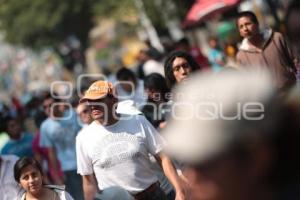 MILES SE REUNEN A VER DESFILE 5 DE MAYO