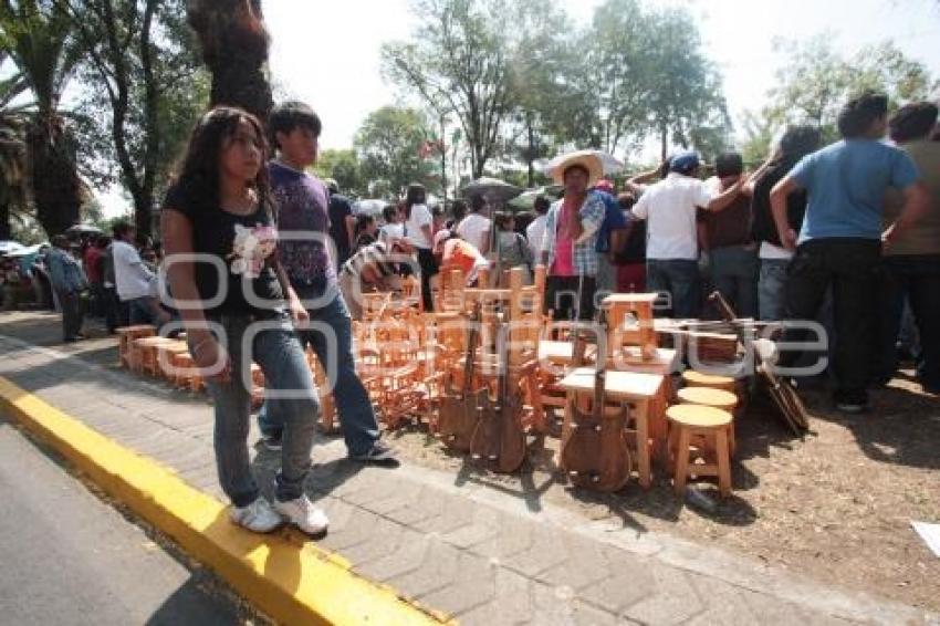 MILES SE REUNEN A VER DESFILE 5 DE MAYO