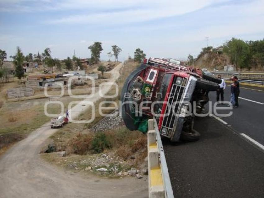 VOLCADURA DE CAMION DE REDILAS