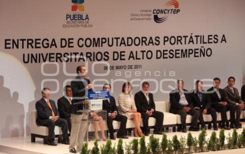 ENTREGA DE COMPUTADORAS A MEJORES PROMEDIOS