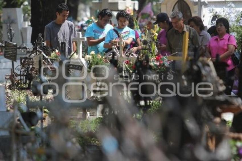 DÍA DE LA MADRE . VISITA A PANTEONES