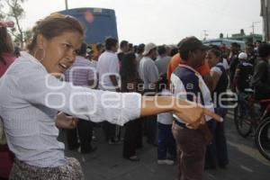 CIERRAN CALLE VECINOS BALCONES DEL SUR POR MOLESTIA CON TRANSPORTE PÚBLICO