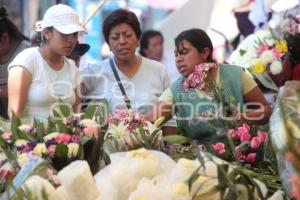 VENTA DE FLORES EN MERCADO HIDALGO-  DIA DE LAS MADRES