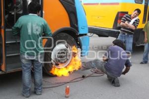 CIERRAN CALLE VECINOS BALCONES DEL SUR POR MOLESTIA CON TRANSPORTE PÚBLICO