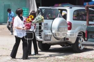 VENTA DE FLORES EN MERCADO HIDALGO-  DIA DE LAS MADRES