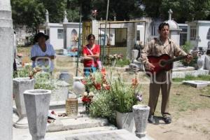 DÍA DE LA MADRE . VISITA A PANTEONES