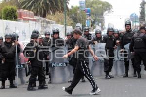 ENFRENTAMIENTO - POLICIAS - COMERCIANTES