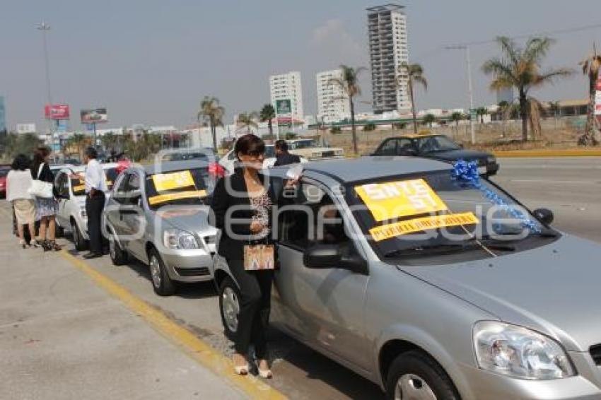 SNTE . ENTREGA DE AUTOS