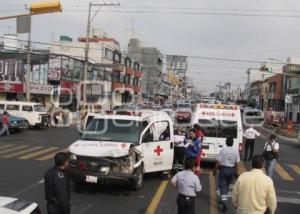 CHOCA AMBULANCIA DE CRUZ ROJA