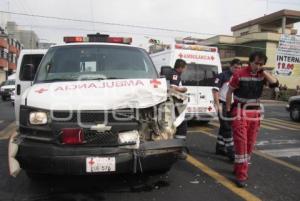 CHOCA AMBULANCIA DE CRUZ ROJA