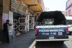 POLICÍAS VIGILAN PRA EVITAR AMBULANTES