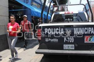 POLICÍAS VIGILAN PARA EVITAR AMBULANTES