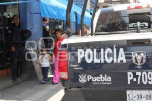 POLICÍAS VIGILAN PRA EVITAR AMBULANTES