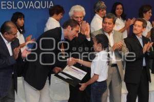 ENTREGA GOBERNADOR RECURSOS A ESTUDIANTES