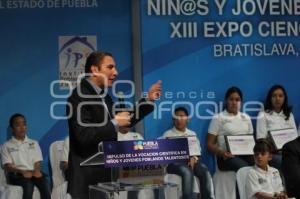 ENTREGA GOBERNADOR RECURSOS A ESTUDIANTES