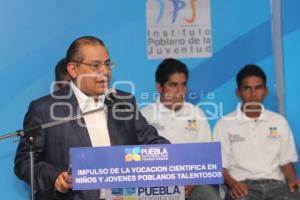 ENTREGA GOBERNADOR RECURSOS A ESTUDIANTES