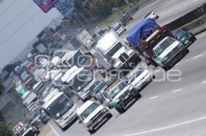 MANIFESTACION TRANSPORTISTAS AMOTAC EN AUTOPISTA PUEBLA MÉXICO
