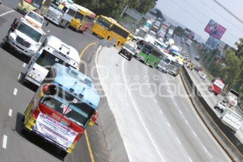 MANIFESTACION TRANSPORTISTAS AMOTAC EN AUTOPISTA PUEBLA MÉXICO