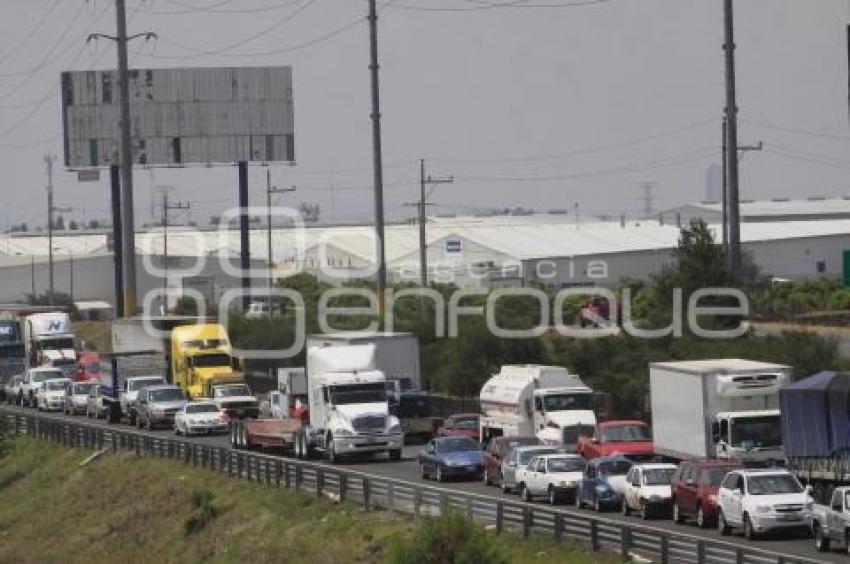 MARCHA DE TRANSPORTISTAS CONGESTIONA AUTOPISTA