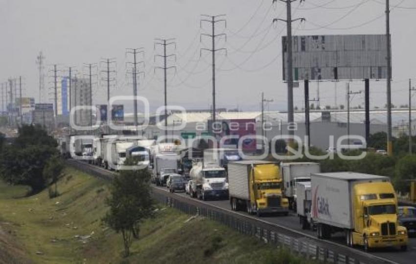 MARCHA DE TRANSPORTISTAS CONGESTIONA AUTOPISTA