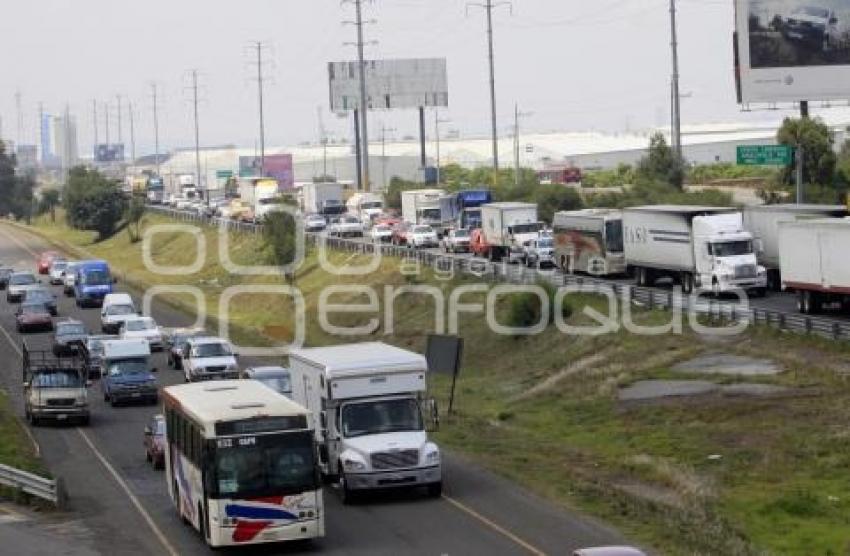 MARCHA DE TRANSPORTISTAS CONGESTIONA AUTOPISTA